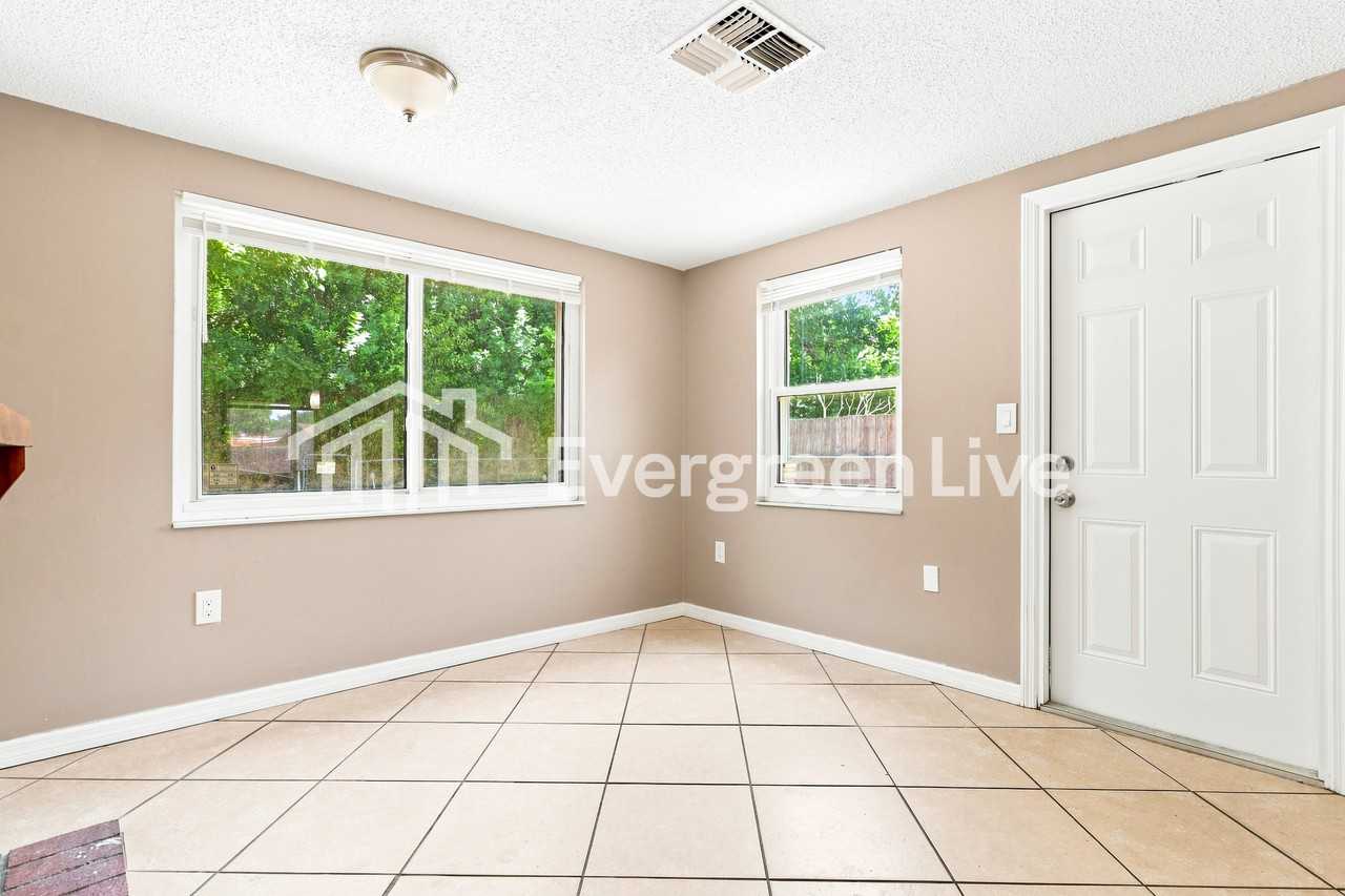 11828 Oceanside Dr - Photo 4 of 15
