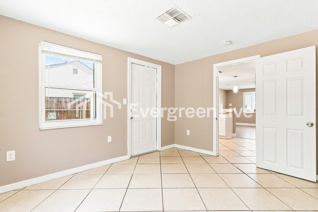 11828 Oceanside Dr - Photo 5 of 15