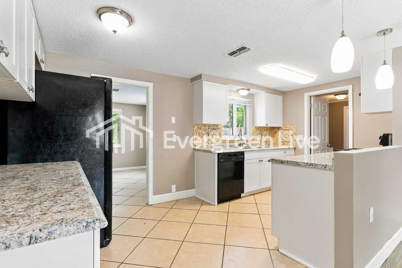 11828 Oceanside Dr - Photo 6 of 15