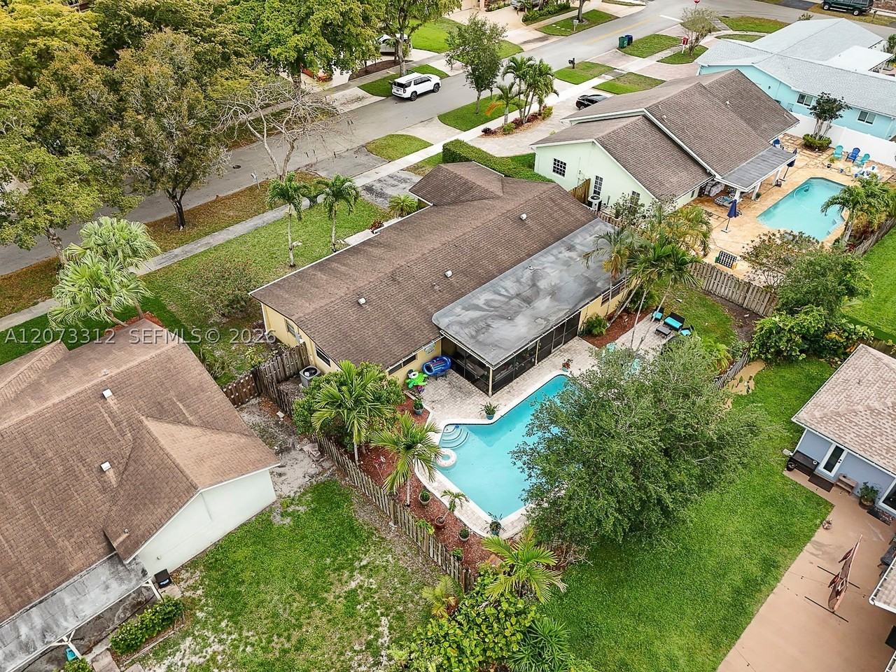 5009 Sw 104th Ave - Photo 4 of 30