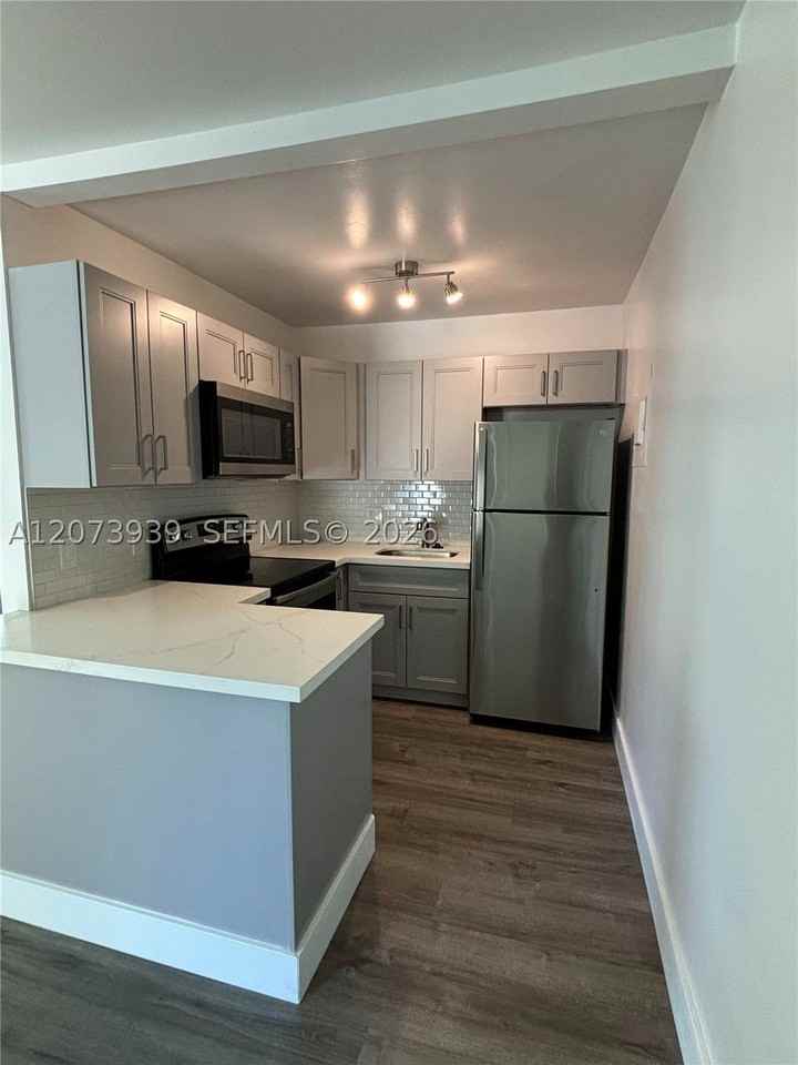 1133 Ne 16th Pl #1 - Photo 6 of 8