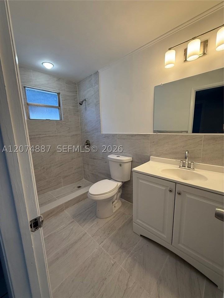 1864 Nw 27th St #B - Photo 3 of 9