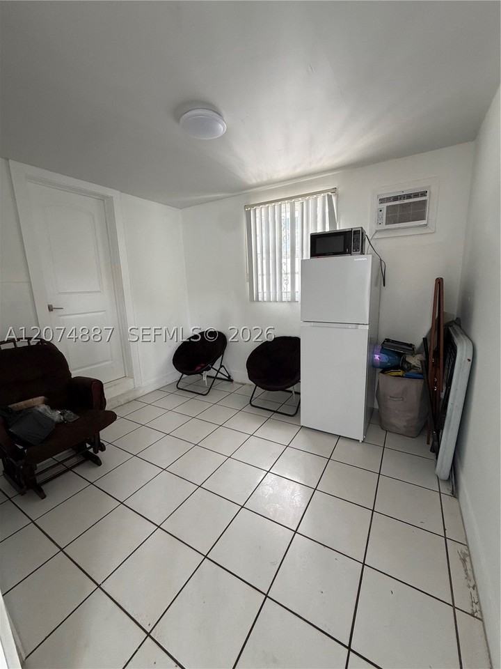 1864 Nw 27th St #B - Photo 4 of 9