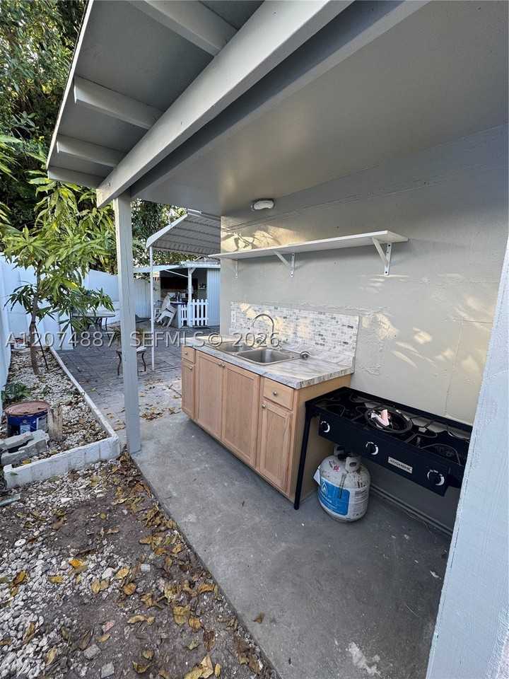1864 Nw 27th St #B - Photo 7 of 9