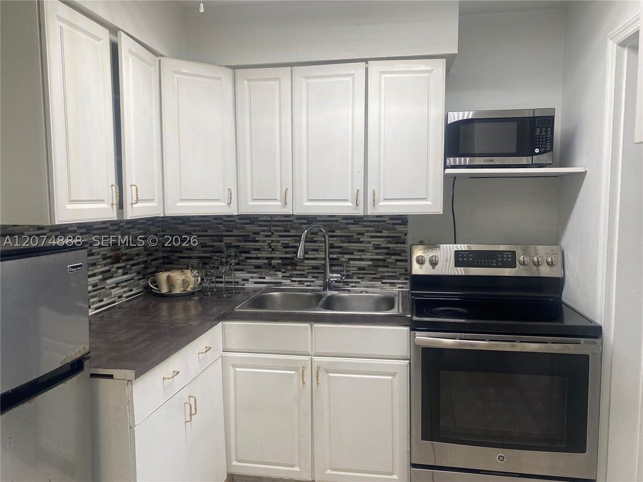 1111 Vineyard St - Photo 4 of 19