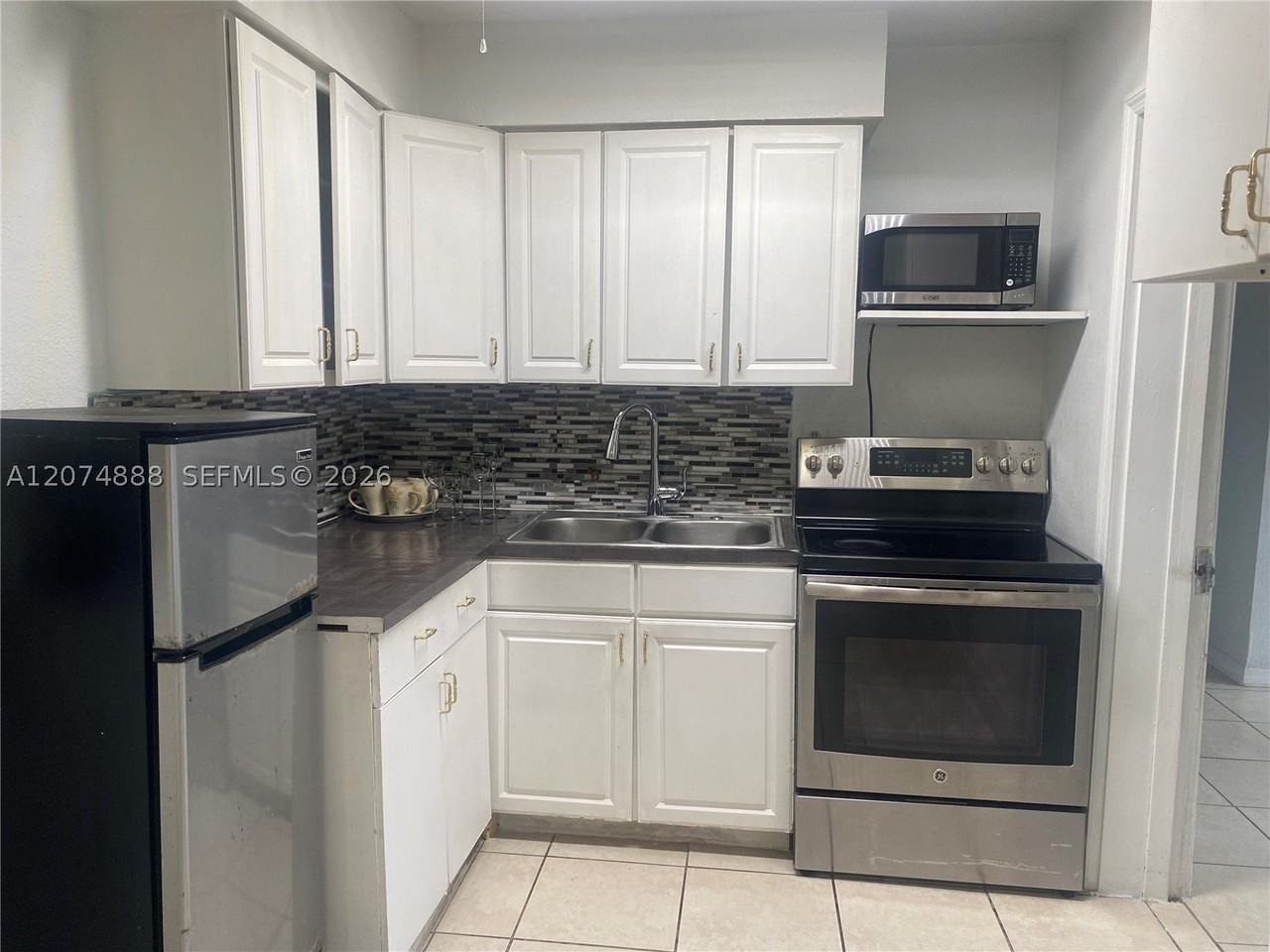 1111 Vineyard St - Photo 5 of 19