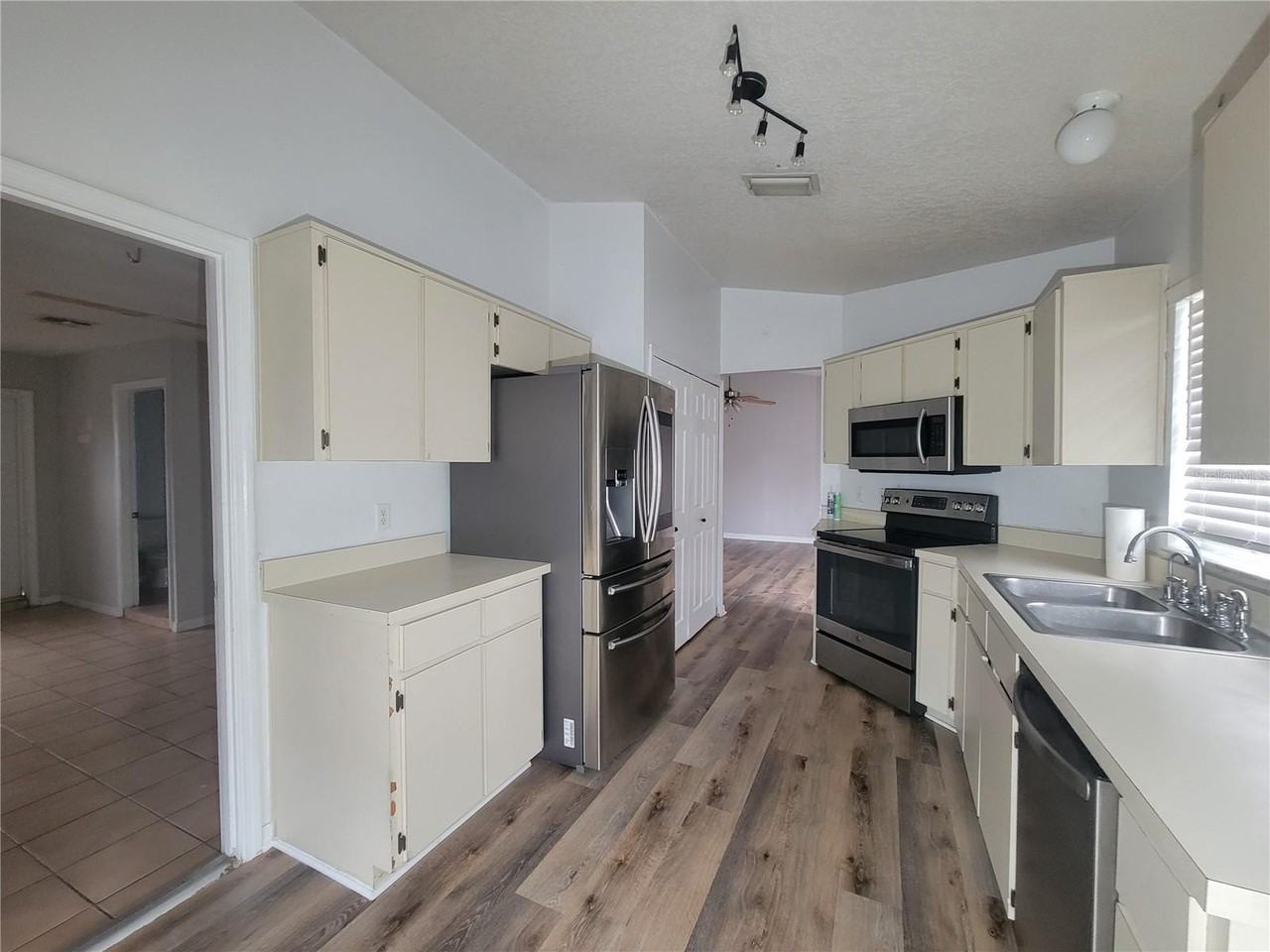 9827 Dean Cove Ln - Photo 3 of 27
