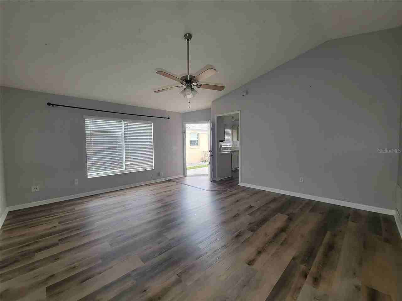 9827 Dean Cove Ln - Photo 4 of 27
