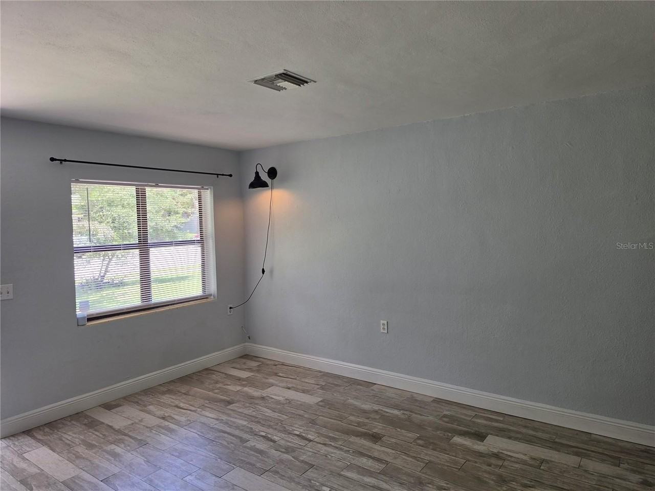 2205 1/2 S Park Ave - Photo 3 of 40