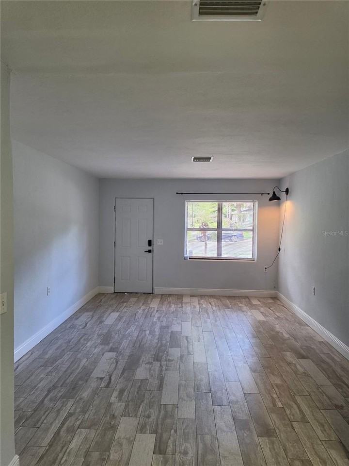 2205 1/2 S Park Ave - Photo 4 of 40
