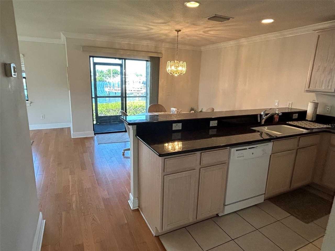 608 Yardarm Dr #4 - Photo 6 of 32
