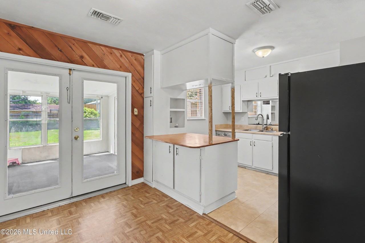 4625 Hilltop Dr - Photo 3 of 17