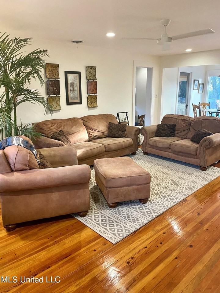 308 Live Oak Ave - Photo 3 of 17