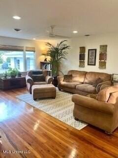 308 Live Oak Ave - Photo 4 of 17