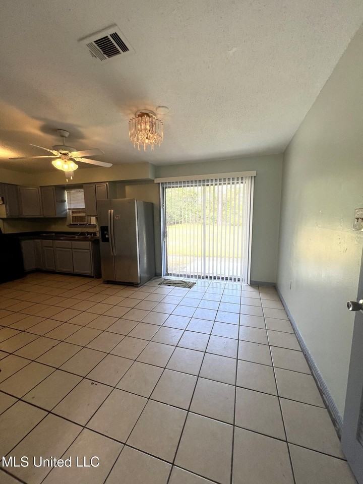 2711 E David Dr - Photo 4 of 14