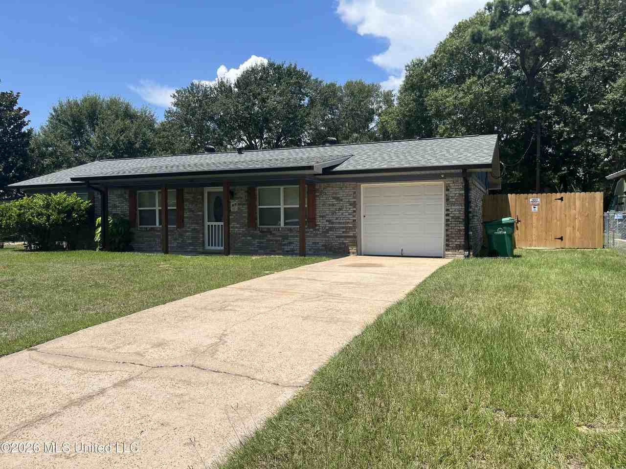 102 Francisco Ct - Photo 2 of 21