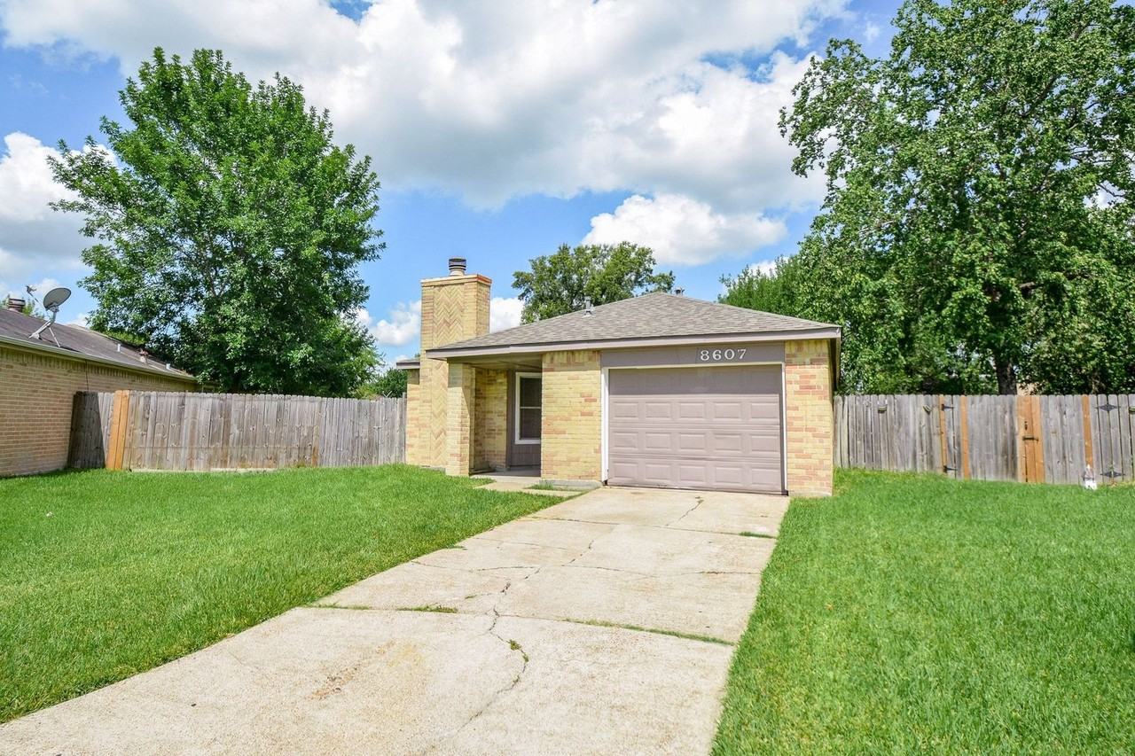 8607 Crystal Cove Cir - Photo 2 of 21