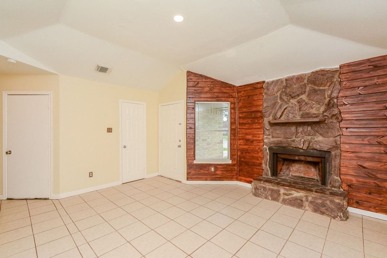 8607 Crystal Cove Cir - Photo 4 of 21