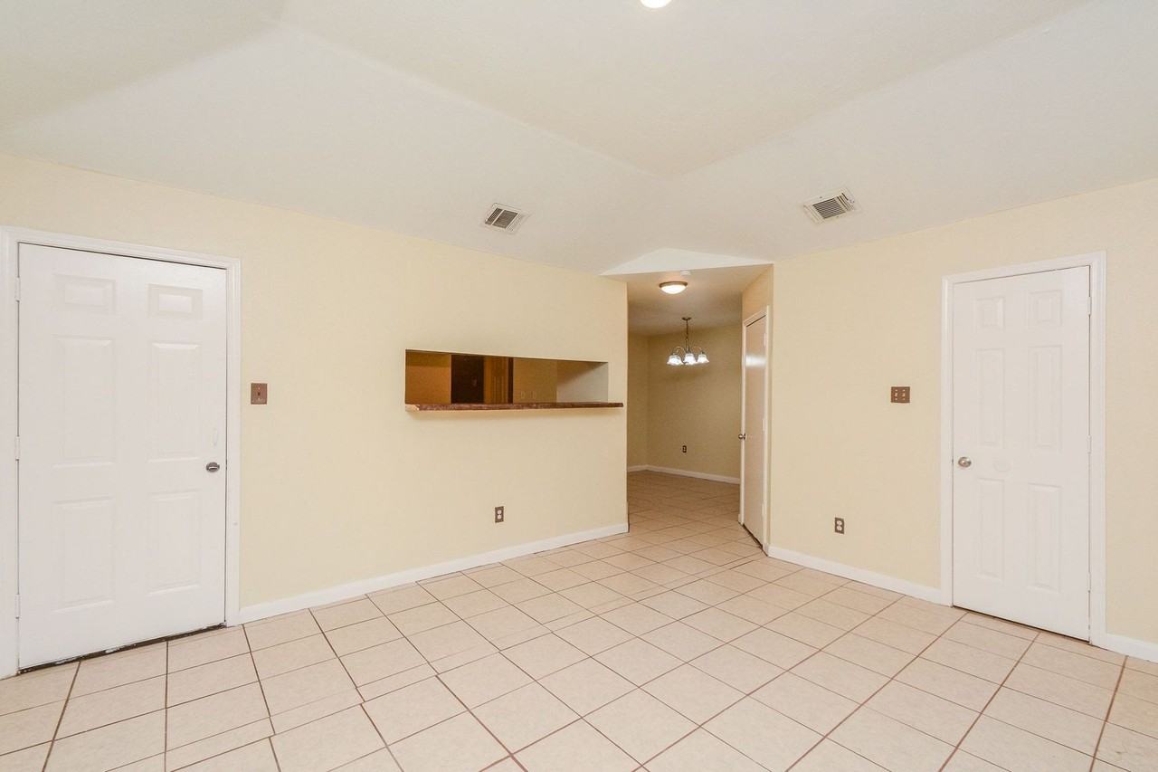 8607 Crystal Cove Cir - Photo 7 of 21