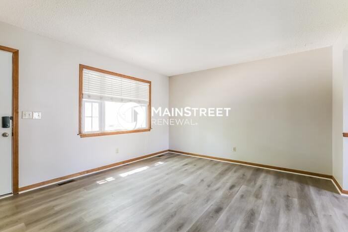 408 Se Jackson St - Photo 3 of 17