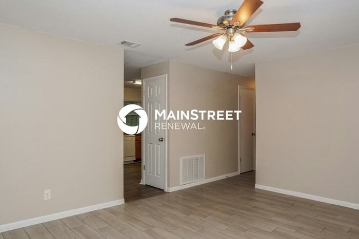 1137 Swan St - Photo 4 of 15