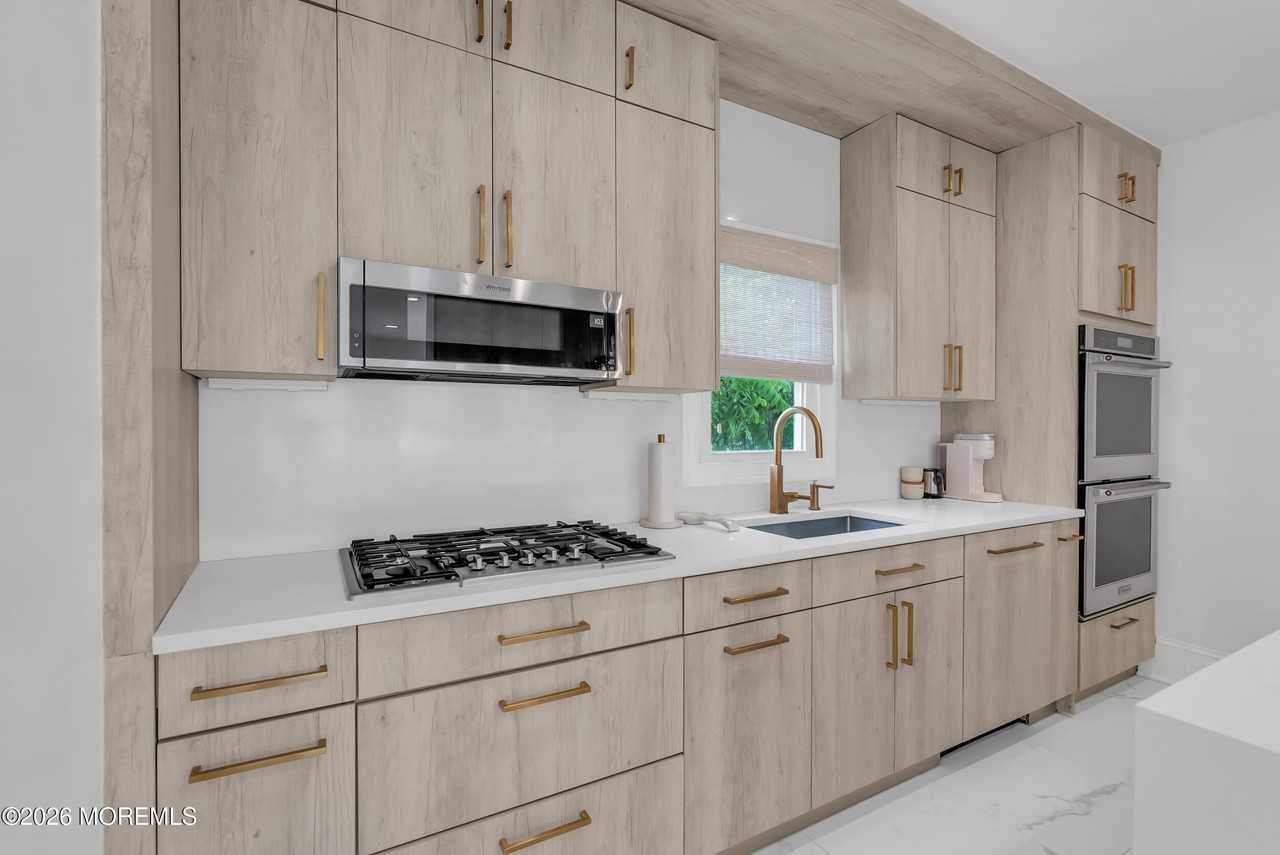 268 Roosevelt Ave - Photo 7 of 18