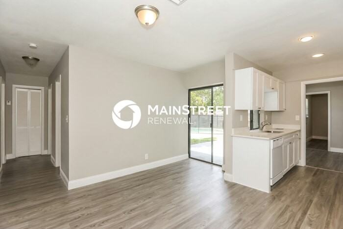 1377 Nw 55th Ave - Photo 4 of 16