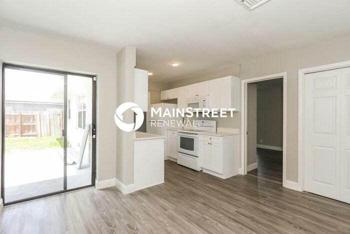 1377 Nw 55th Ave - Photo 5 of 16