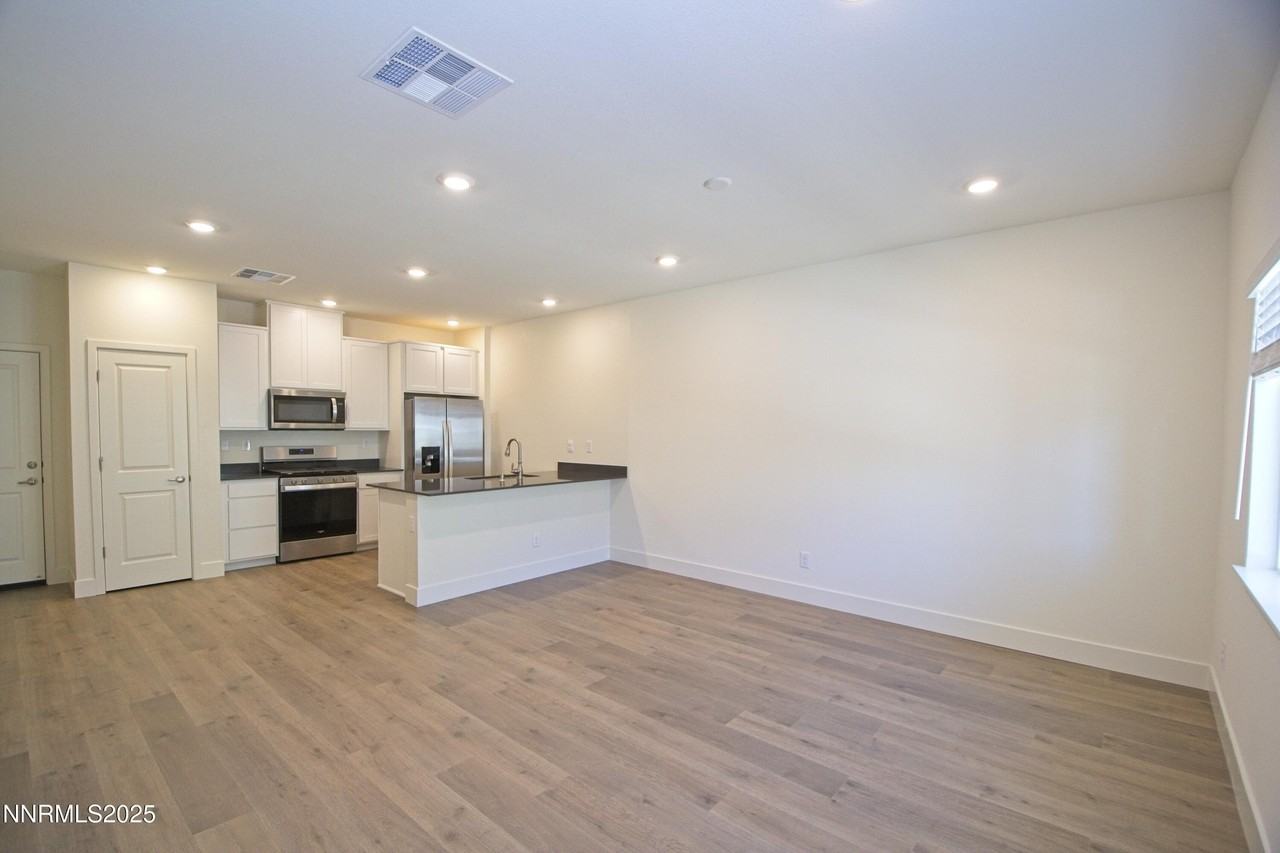 1636 Prancer St - Photo 3 of 27