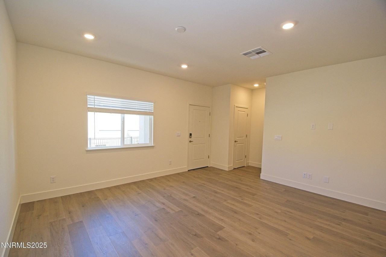 1636 Prancer St - Photo 4 of 27