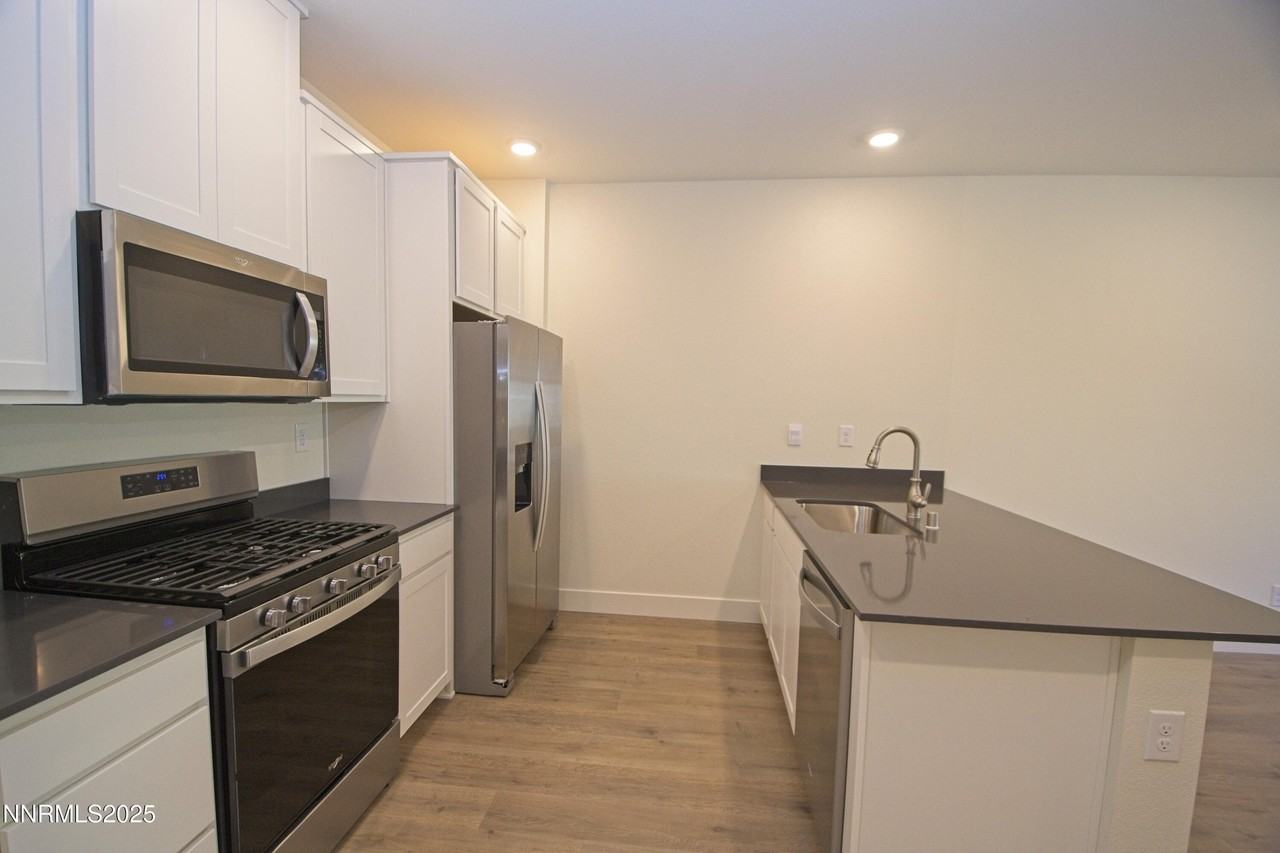 1636 Prancer St - Photo 5 of 27