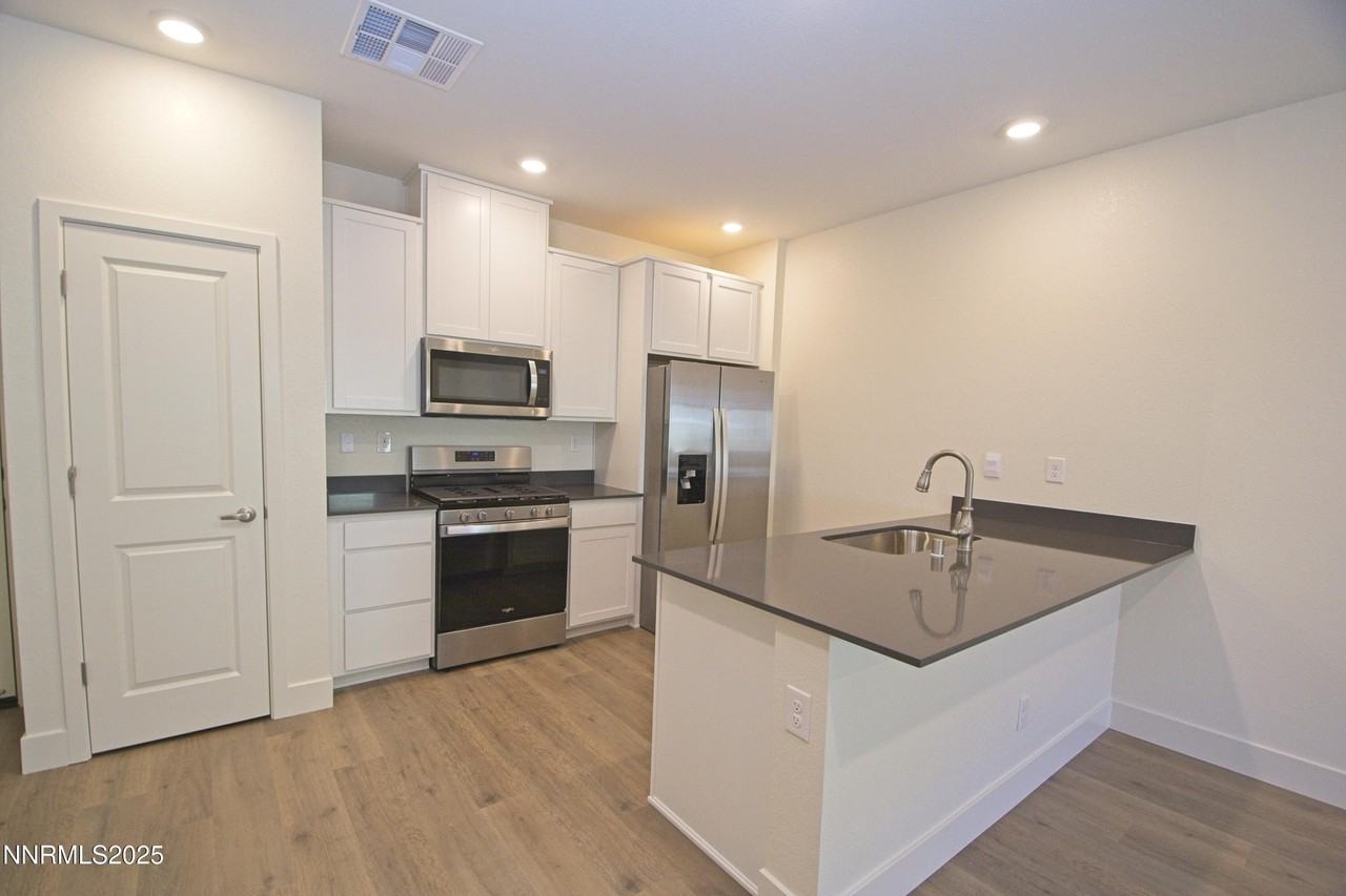 1636 Prancer St - Photo 6 of 27
