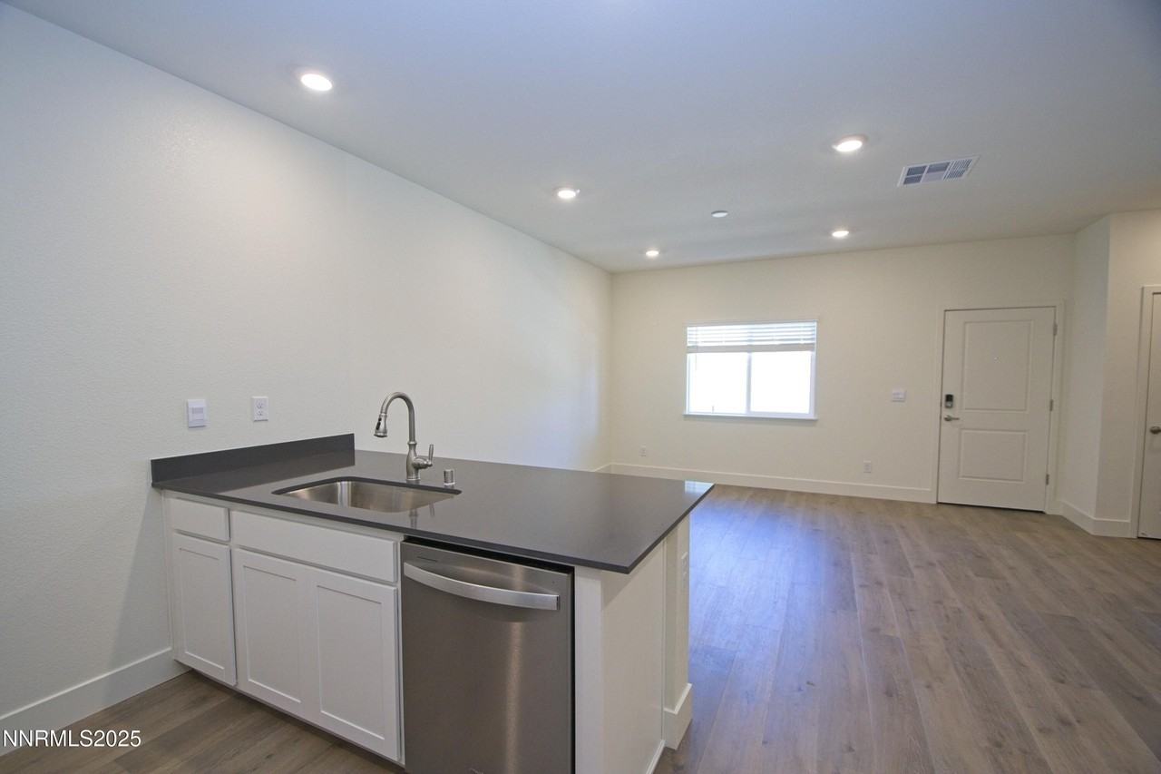1636 Prancer St - Photo 7 of 27