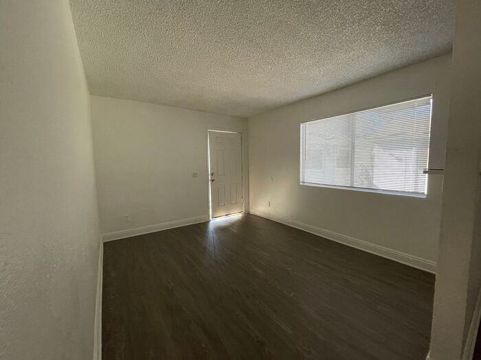 903 N 30th St #D - Photo 3 of 9