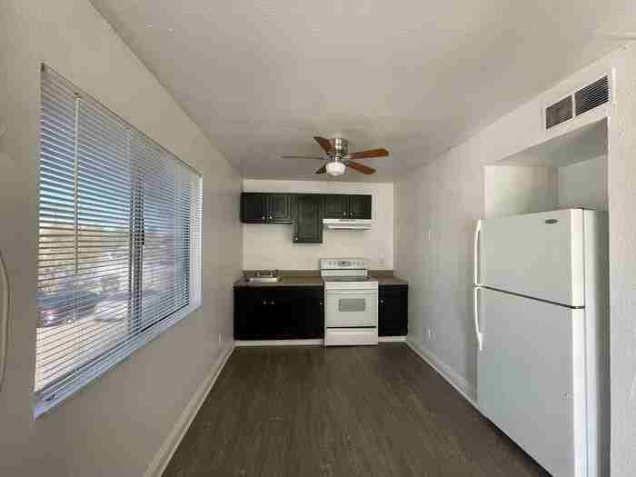 903 N 30th St #D - Photo 4 of 9