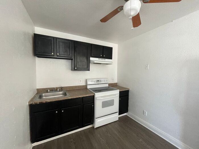 903 N 30th St #D - Photo 5 of 9