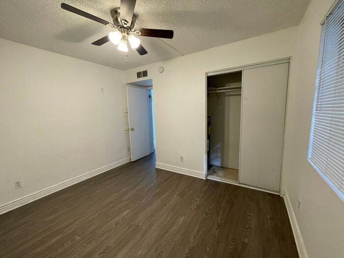 903 N 30th St #D - Photo 7 of 9