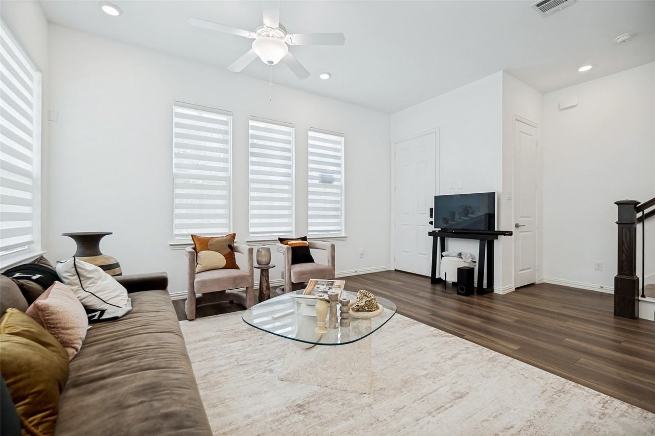 7536 Laburnam Rd - Photo 5 of 23