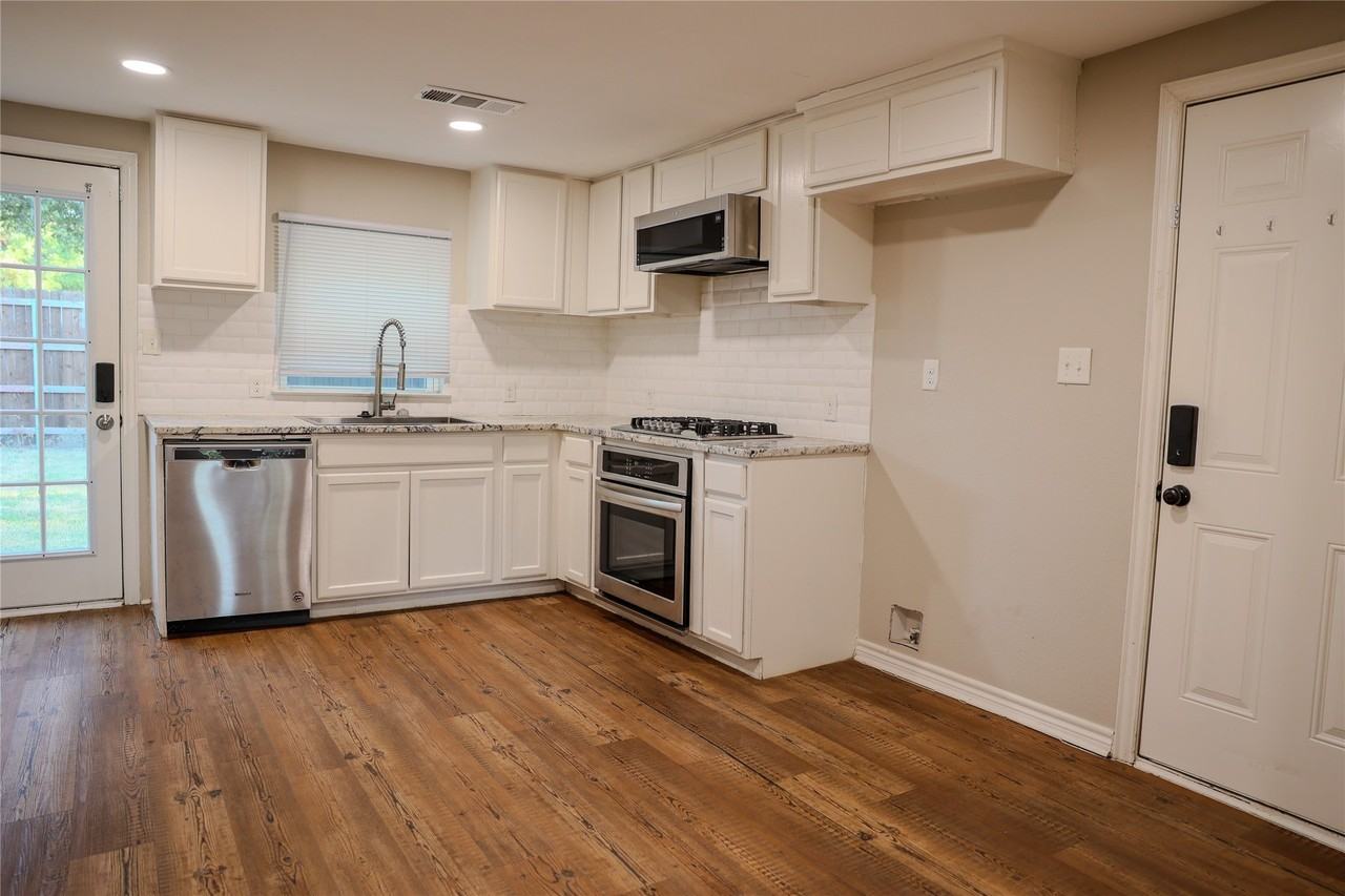 117 E Division St - Photo 3 of 19