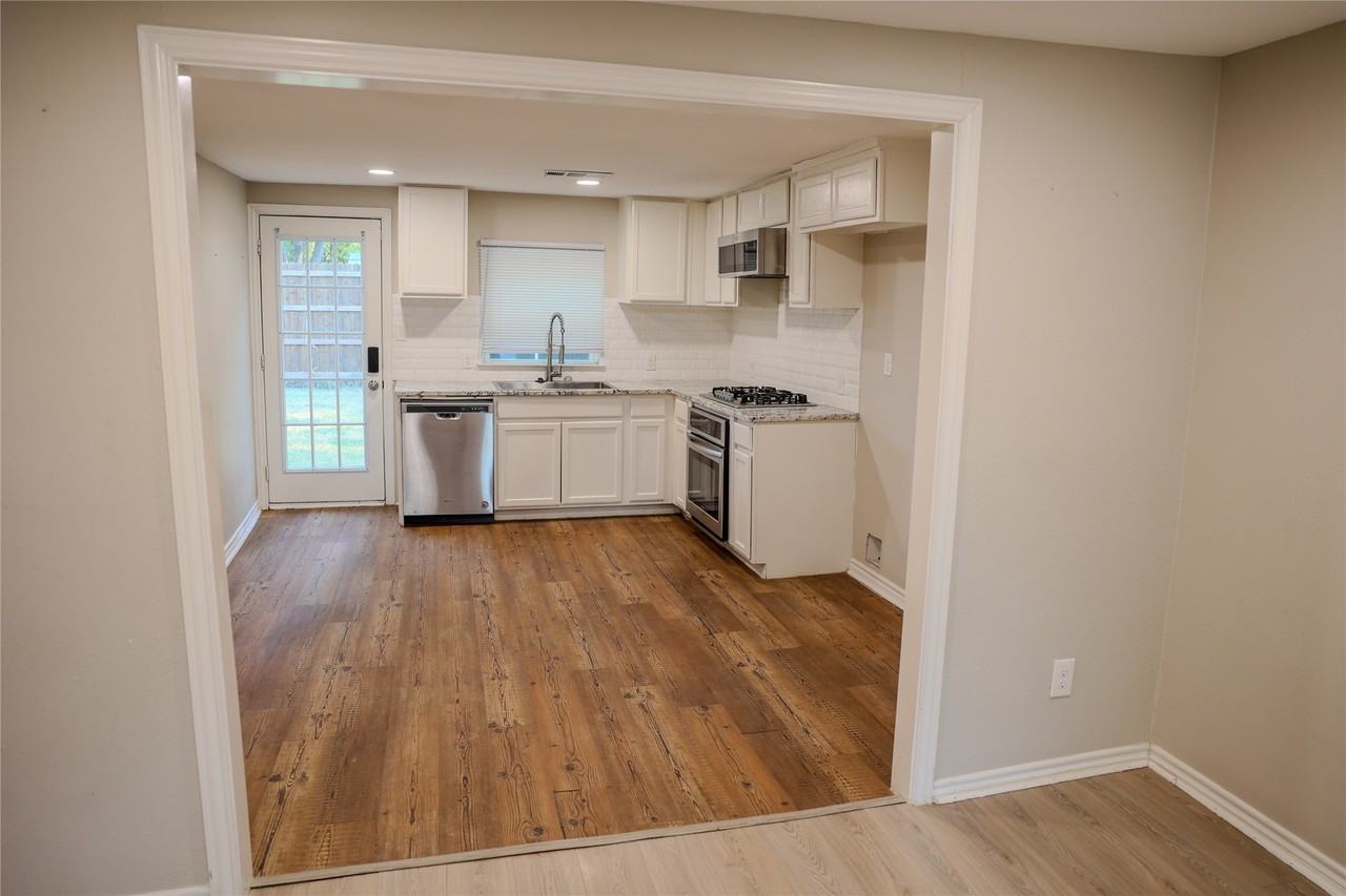 117 E Division St - Photo 5 of 19