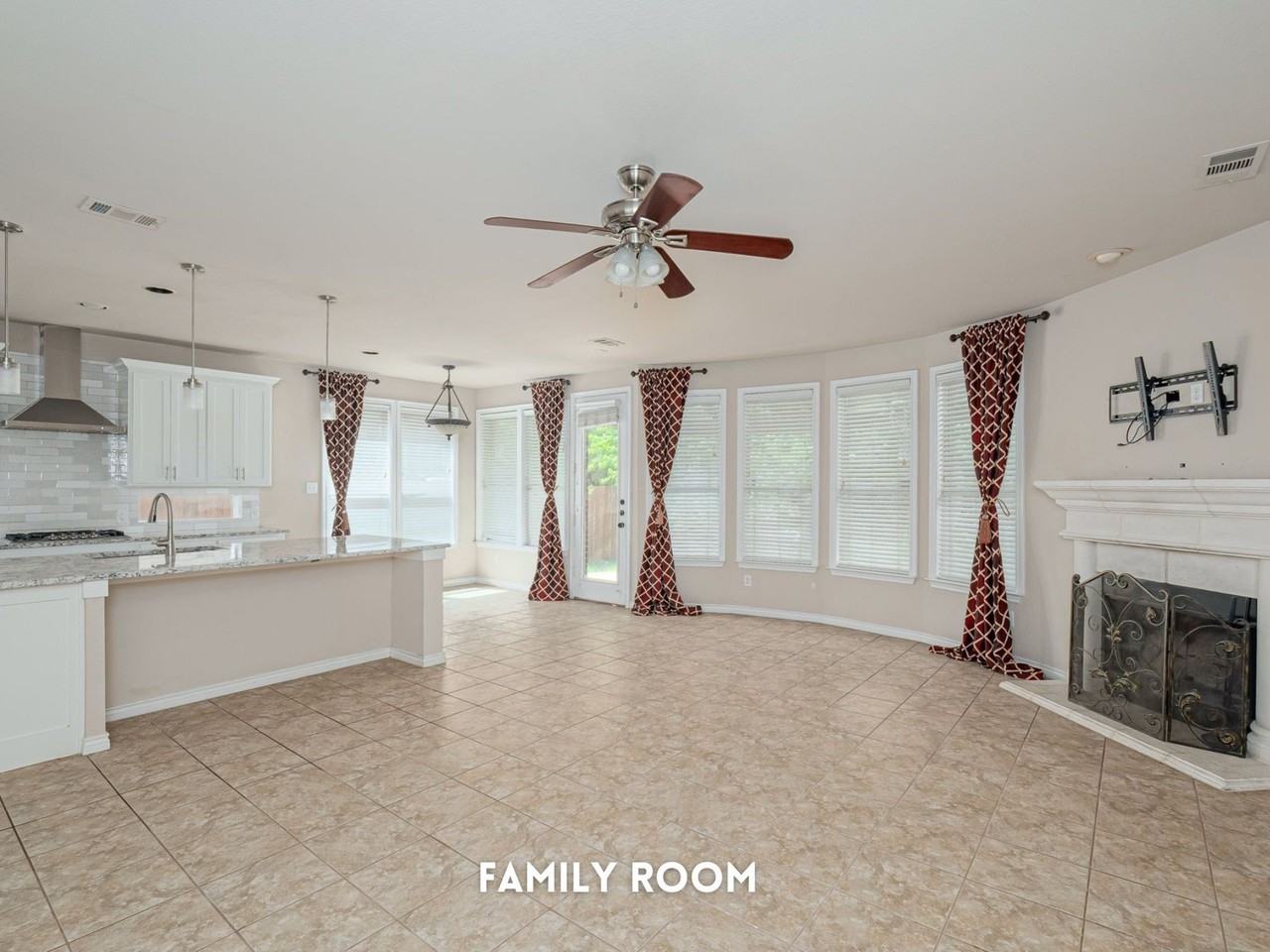 11152 Seguin Dr - Photo 6 of 20