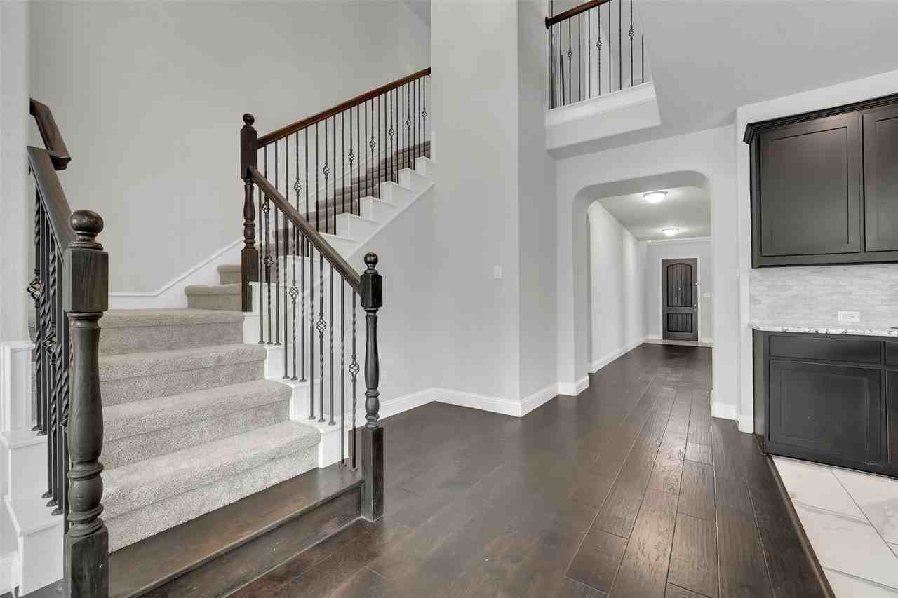 810 Acadia Ct - Photo 4 of 35