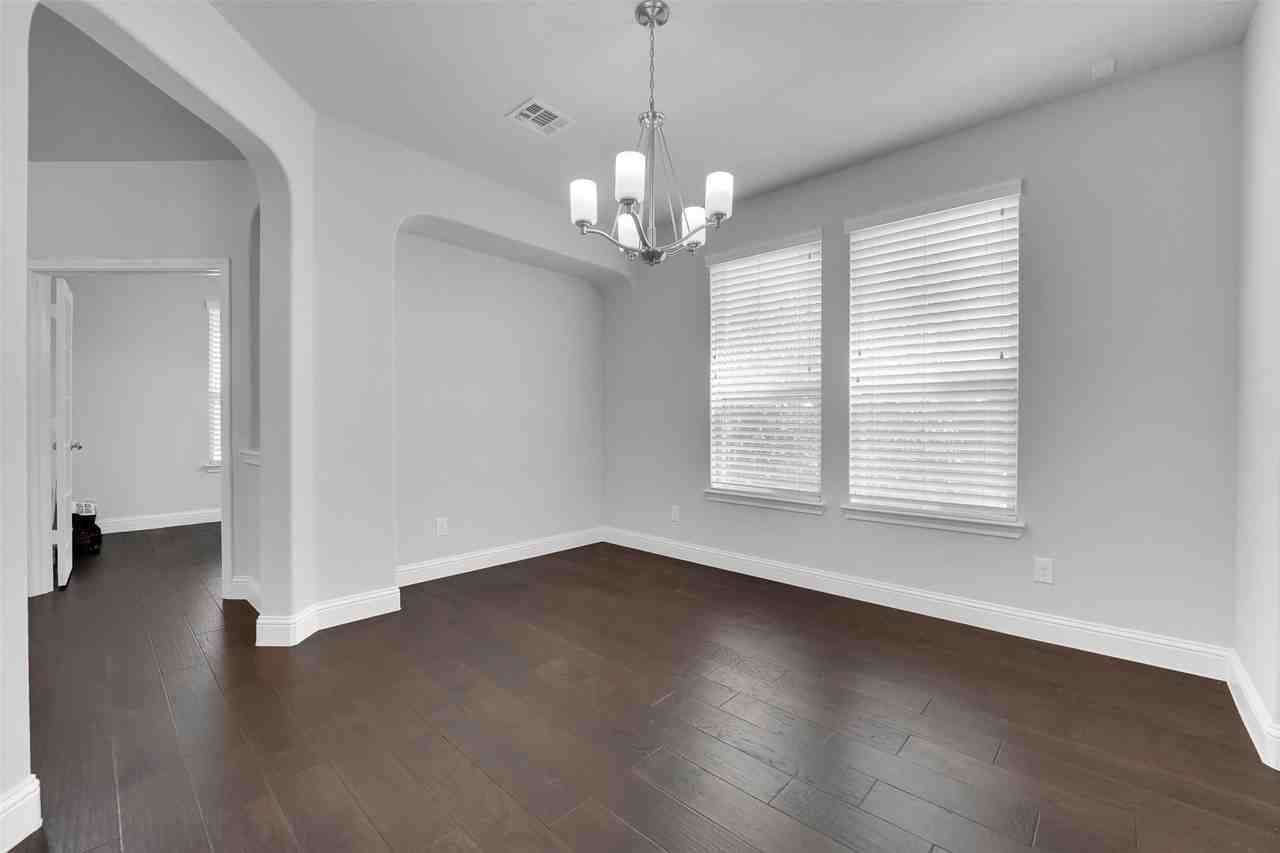 810 Acadia Ct - Photo 5 of 35
