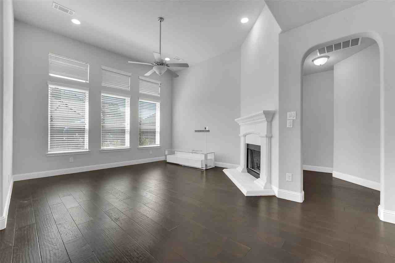 810 Acadia Ct - Photo 7 of 35