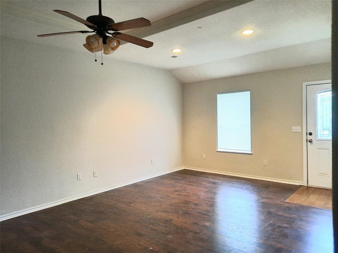 905 Sloan St - Photo 2 of 5