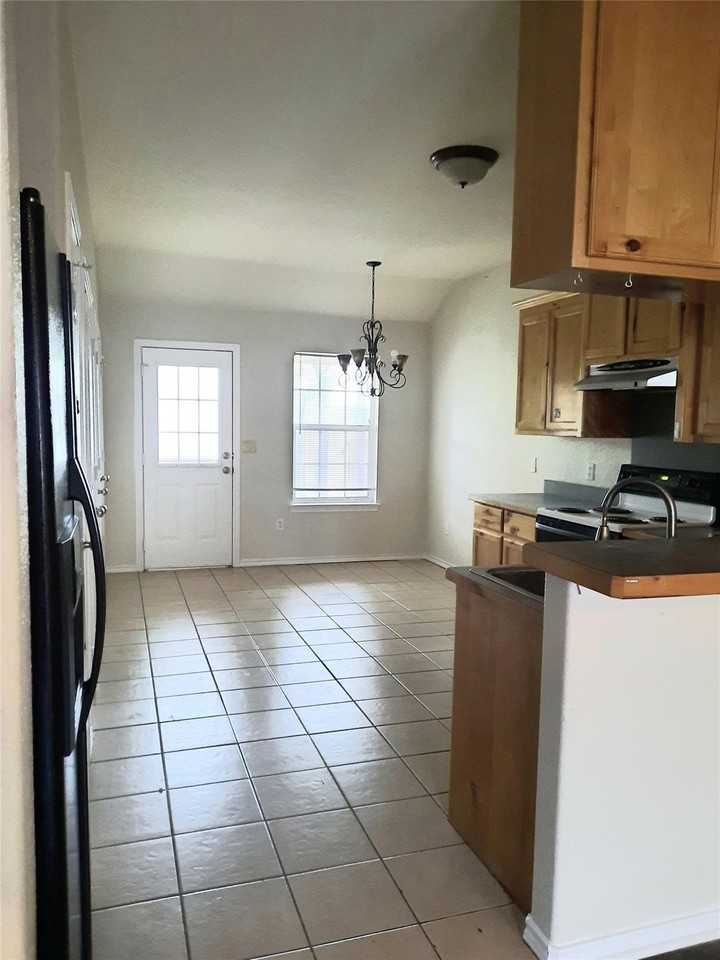 905 Sloan St - Photo 3 of 5