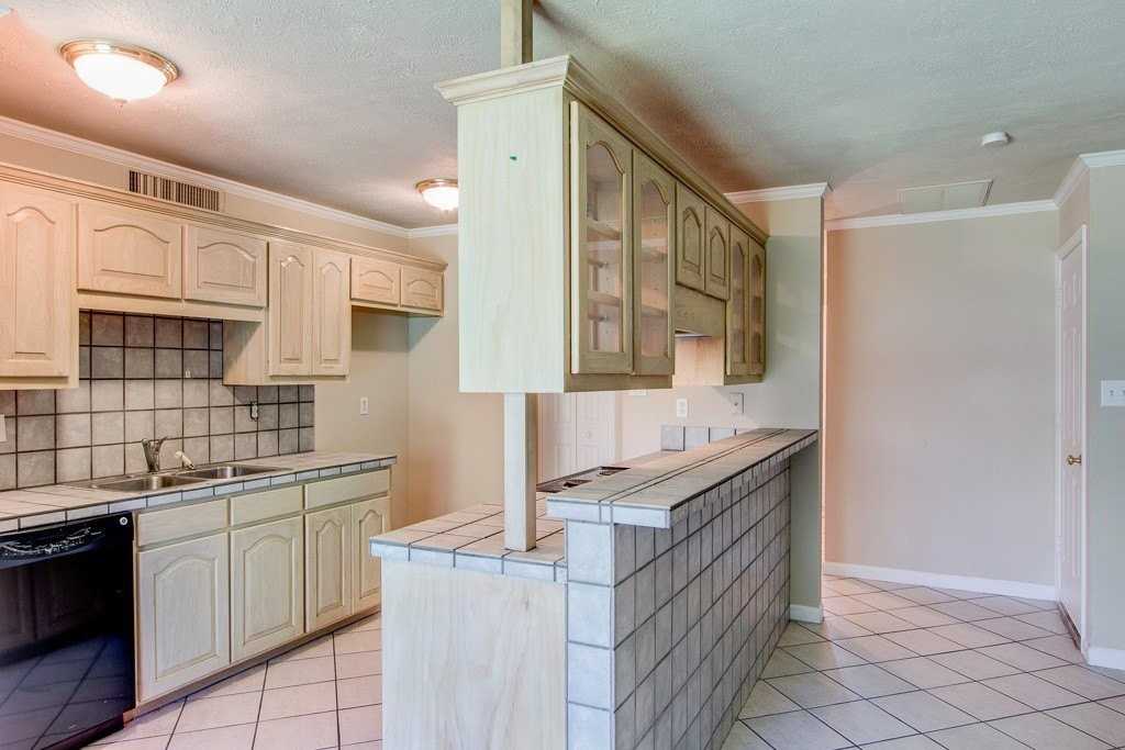 631 Valley View Dr - Photo 6 of 17
