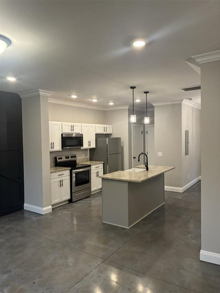 1377 Crossland Ave - Photo 3 of 22