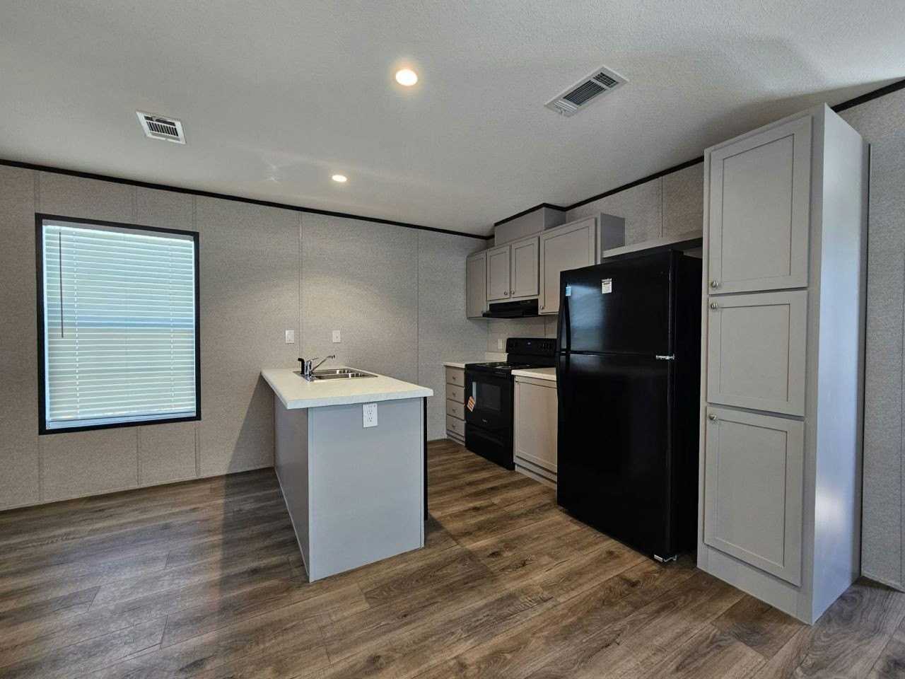 511 Suwanee Dr #2024 - Photo 3 of 11