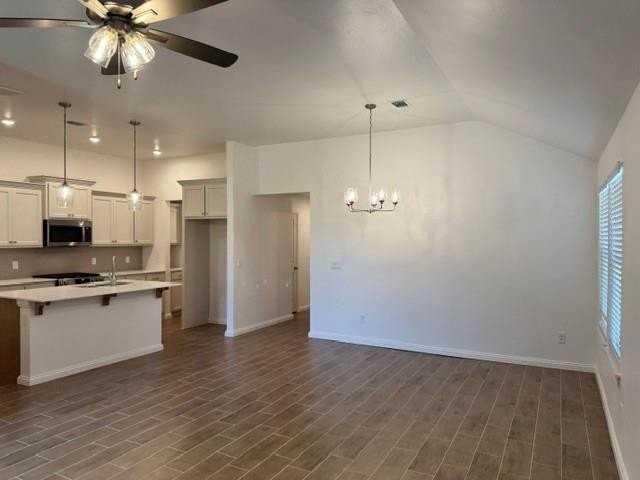 8600 Martin Ln - Photo 5 of 36